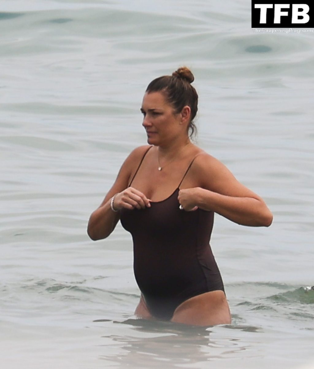 Alena Seredova & Alessandro Nasi Enjoy a Dip in the Sea (28 Photos)