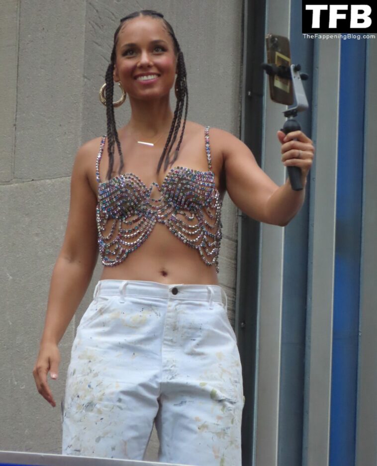 Alicia Keys Stops Traffic by Radio City During RC Rooftop Shoot in NYC (21 Photos)