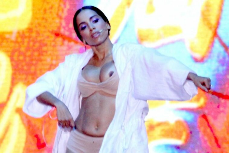 Anitta Nip Slip (31 Photos + Video)