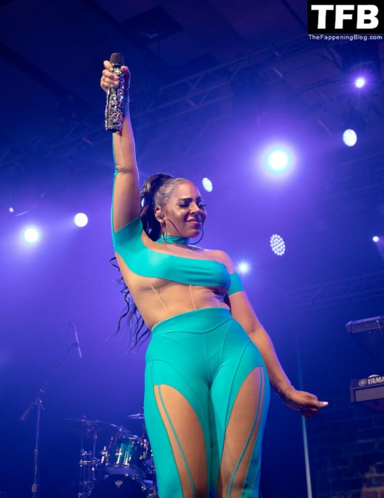 Braless Ashanti Preforms at Atlantis Paradise Island Music Making Waves Concert in the Bahamas (9 Photos)