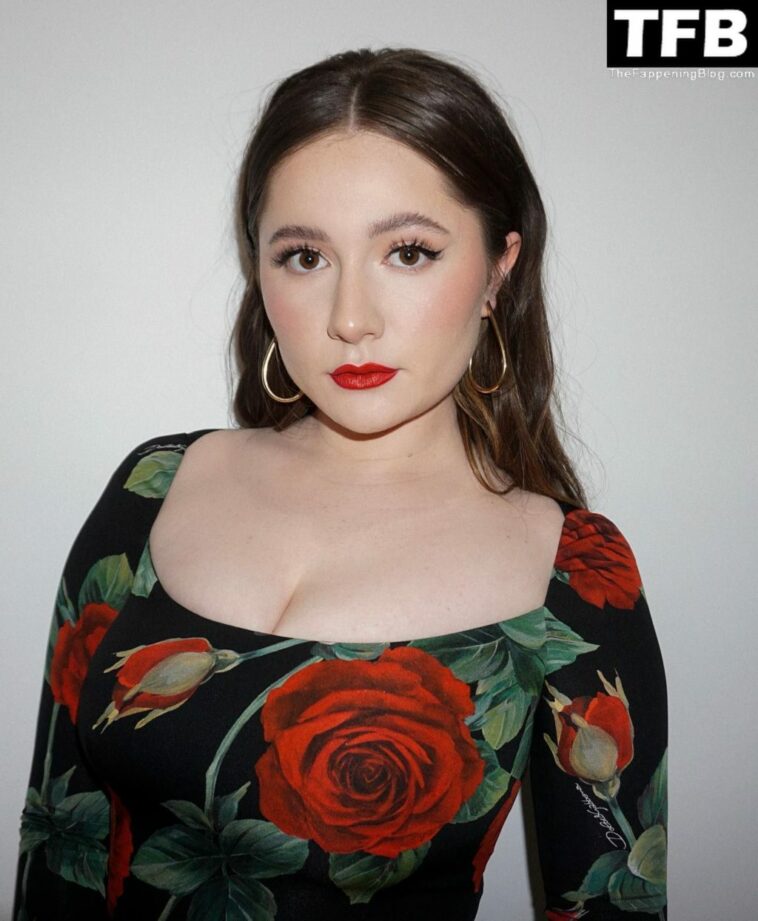 Emma Kenney Sexy (9 Photos)