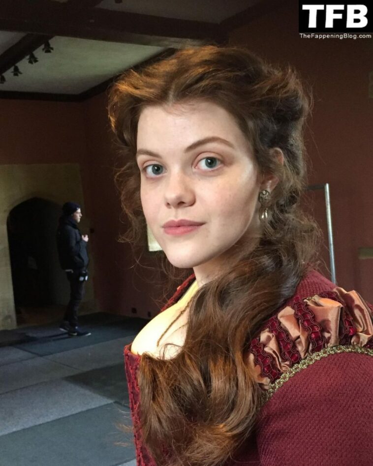 Georgie Henley Sexy (7 Photos)