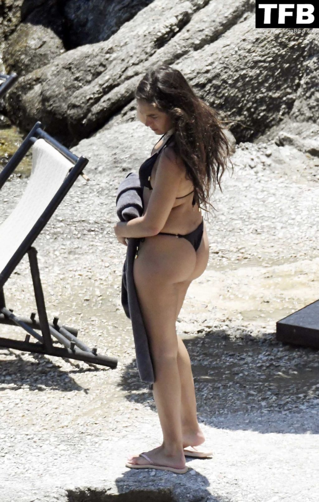 Izabel Pakzad Displays Her Sexy Bikini Body on the Beach (7 Photos)