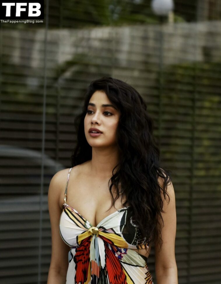 Janhvi Kapoor Flaunts Nice Cleavage in Mumbai (5 Photos)