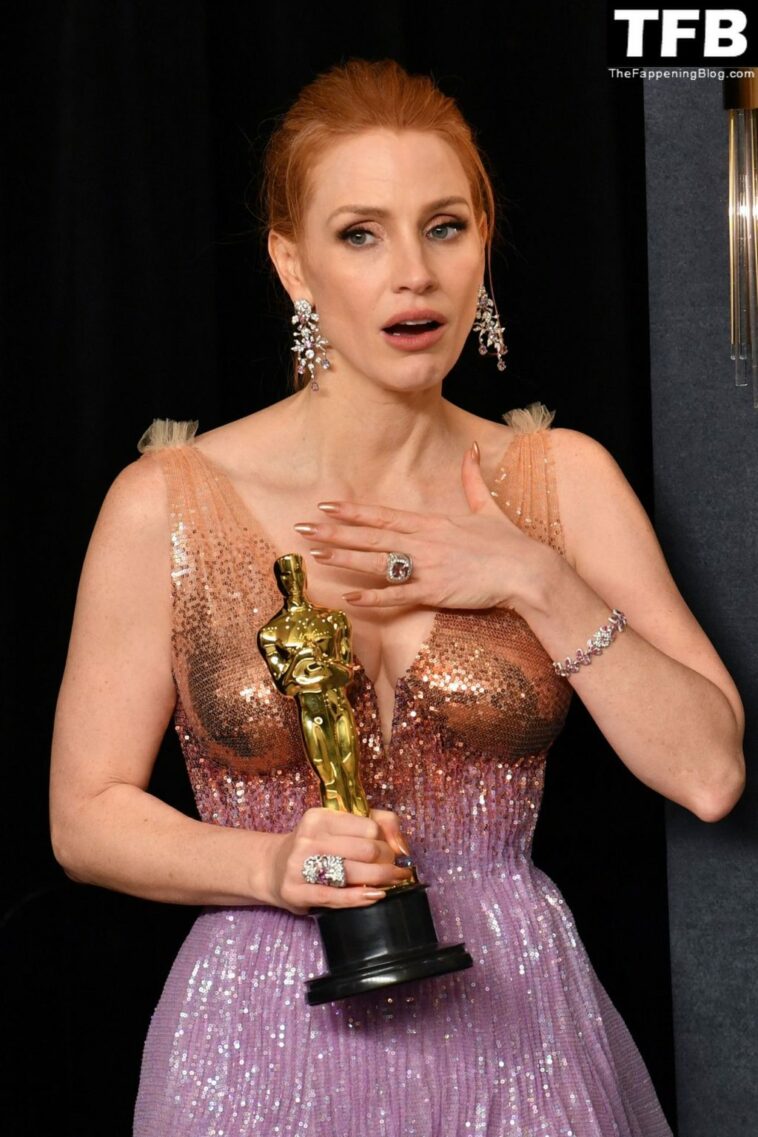 Jessica Chastain Poses With Her Oscar at the 94th Academy Awards (150 Photos)