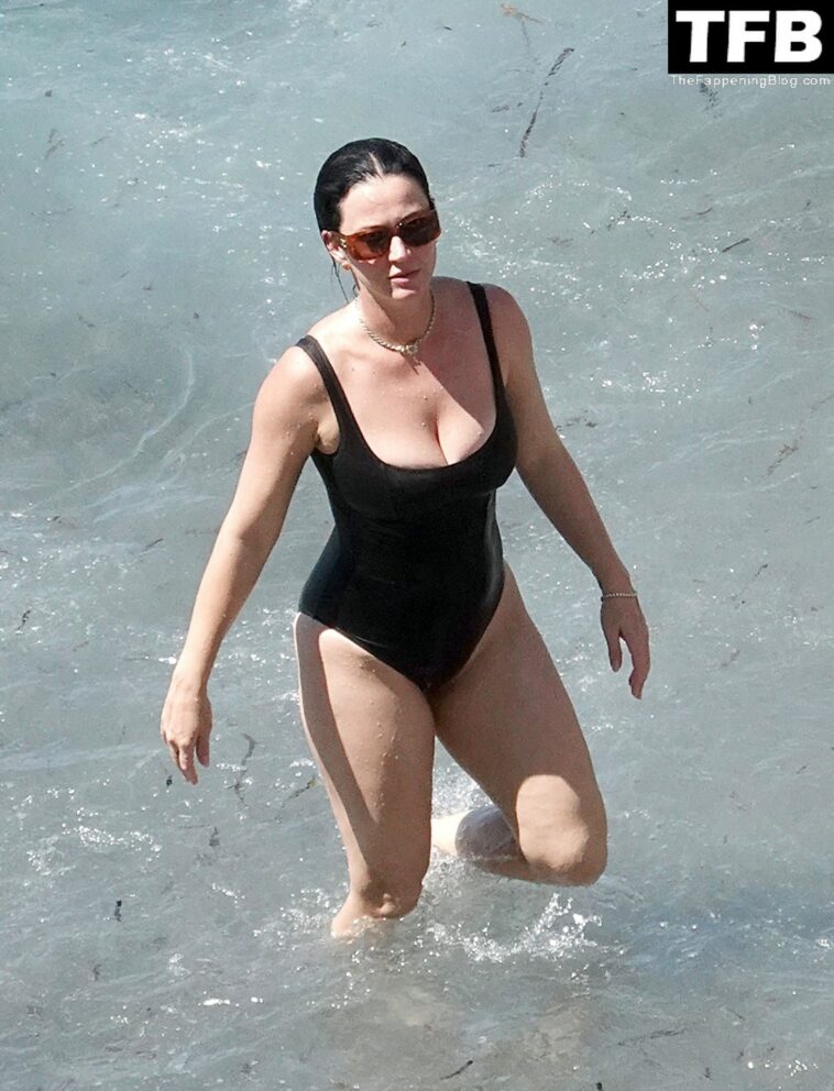 Katy Perry & Orlando Bloom Enjoy Their Summer Vacation on Positano (102 Photos)