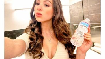 Kira Kosarin Cleavage Collection (15 Photos)