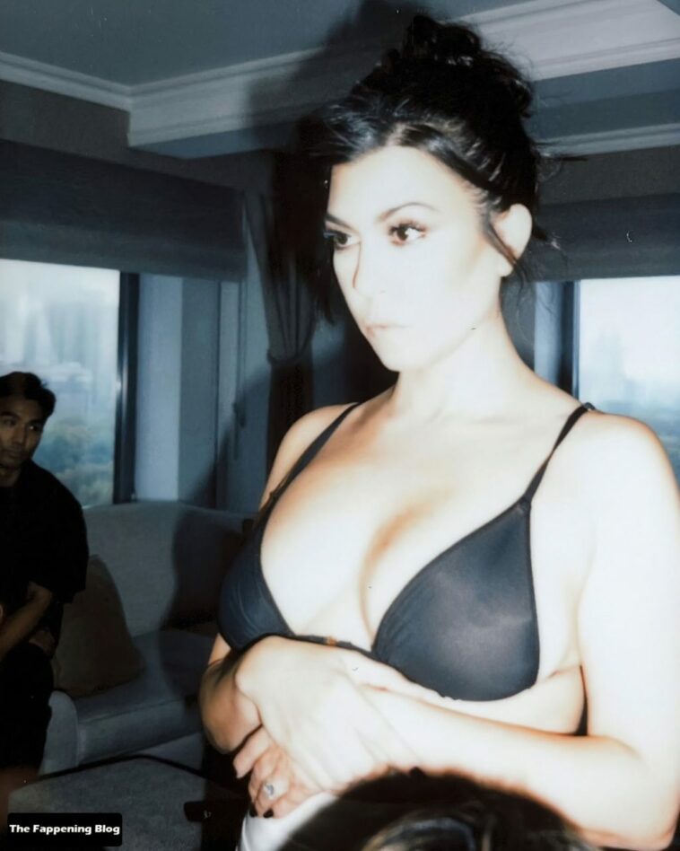 Kourtney Kardashian See Through (1 Photo)