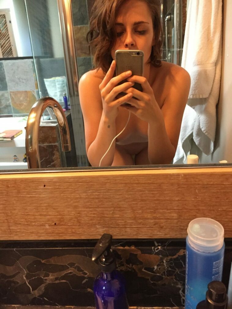 Kristen Stewart Nude Leaked The Fappening (2 Photos)