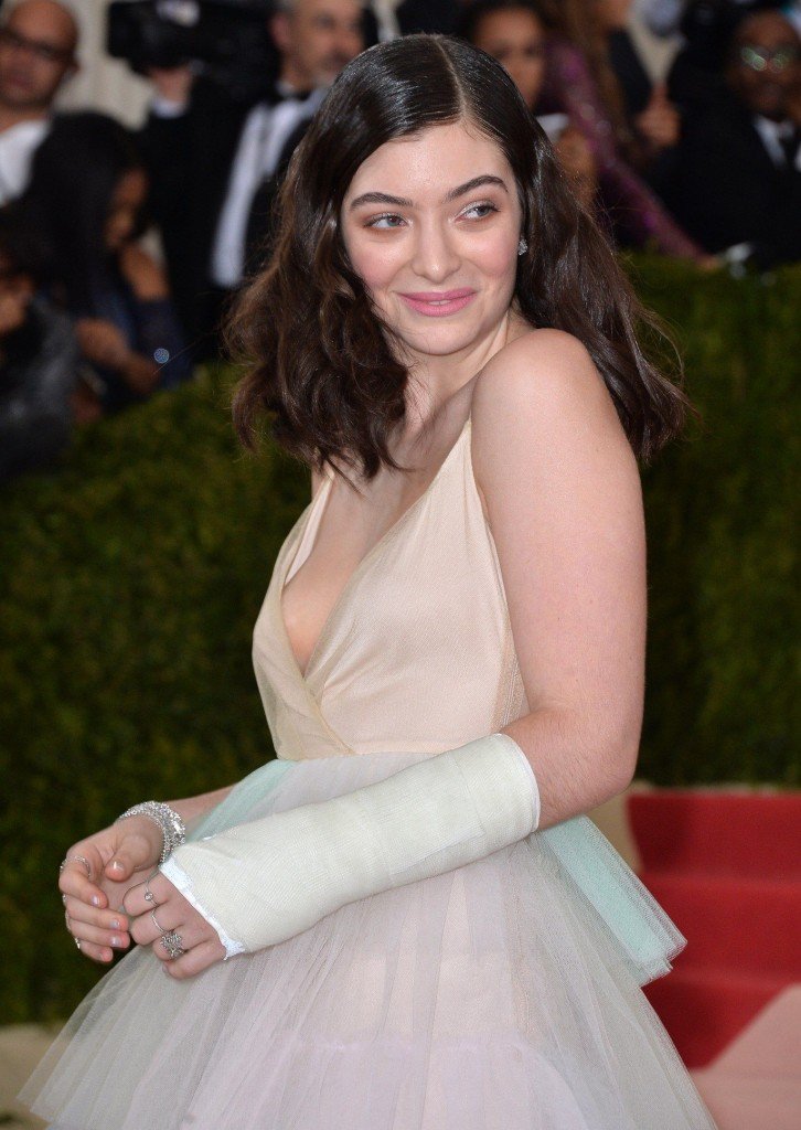 Lorde Braless (13 Photos)