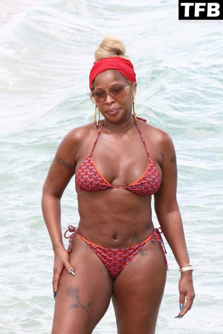 Mary J. Blige Shows Her Curves in a Bikini Relaxing on the Beach in Miami (83 Photos)