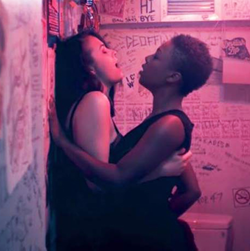 Samira Wiley & Michala Brasseur Lesbian Fingering in 'The Handmaid's Tale'