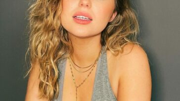 Sammi Hanratty Shows Off Her Sexy Tits (23 Photos)