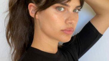 Sara Sampaio Shows Her Pokies (7 Photos)