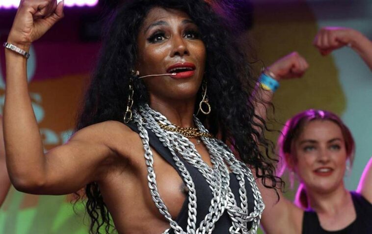 Sinitta Nude Nipples While Stage Performance