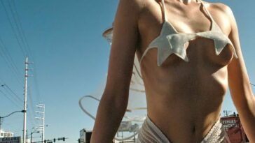 Stella Maxwell Shows Off Her Nude Tits (1 Photo)