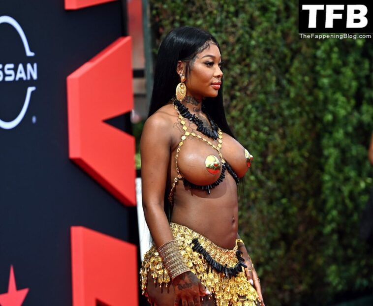 Summer Walker Flaunts Her Big Boobs at the 2022 BET Awards in LA (17 Photos)