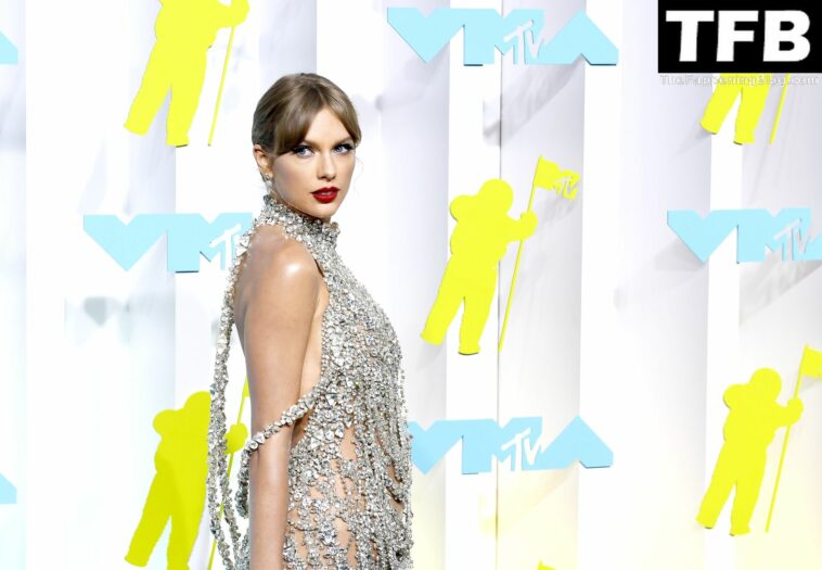 Taylor Swift Shows Off Her Sexy Legs at the 2022 MTV Video Music Awards in Newark (124 Photos)