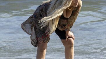 Tori Spelling Sexy - Mom To The Rescue (10 Photos)