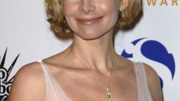 Elizabeth Mitchell Nude & Sexy Collection (14 Photos)