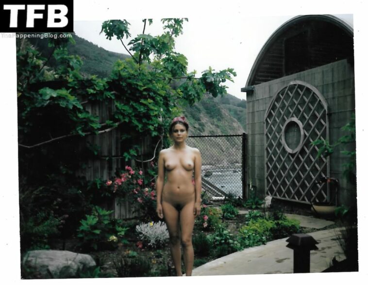 Nathalie Kelley Nude & Sexy (8 Photos)