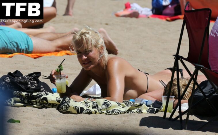 Sarah Connor Flashes Her Nude Breasts on the Beach (9 Photos)