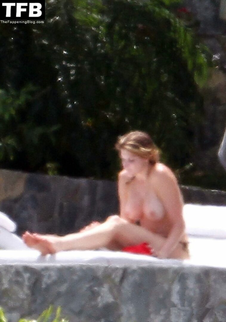 Stephanie Seymour Topless (9 Photos)