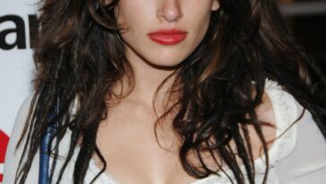 Tania Raymonde Nude & Sexy Collection (43 Photos + Videos)