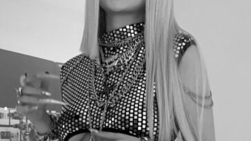 Ava Max Sexy (2 Photos)