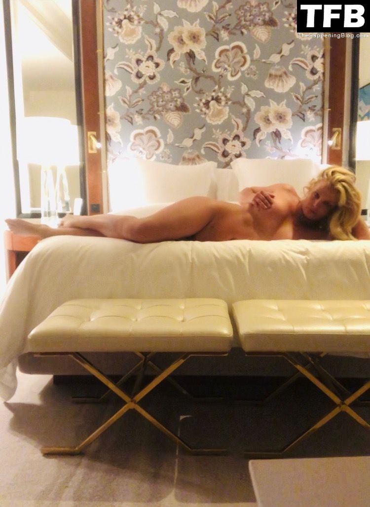 Britney Spears Poses Naked (1 Photo)