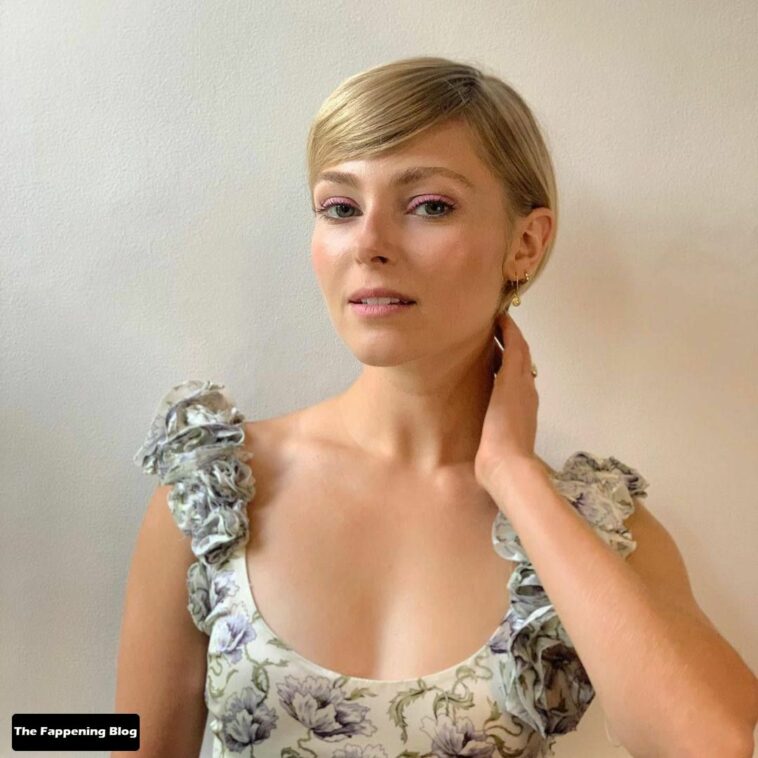 AnnaSophia Robb Sexy (2 Photos)