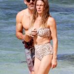 LeAnn Rimes & Eddie Cibrian Sunbathe During Their Romantic Getaway on Waikiki Island (39 Photos)