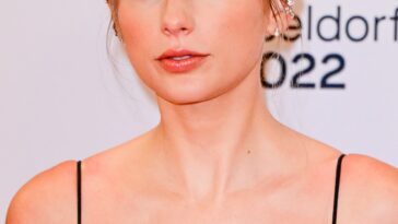 Taylor Swift Stuns at the 2022 American Music Awards (49 Photos)