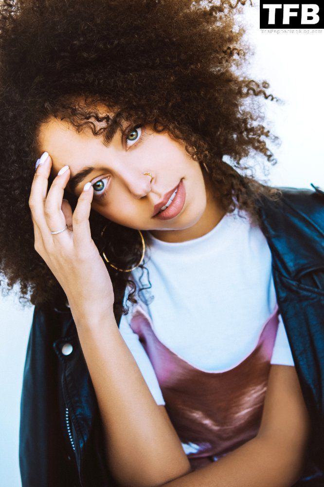 Hayley Law Sexy (7 Photos)