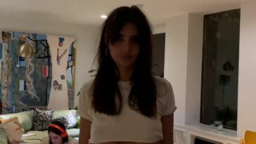 Emily Ratajkowski Shows Off Her Underboob (6 Pics + Video)