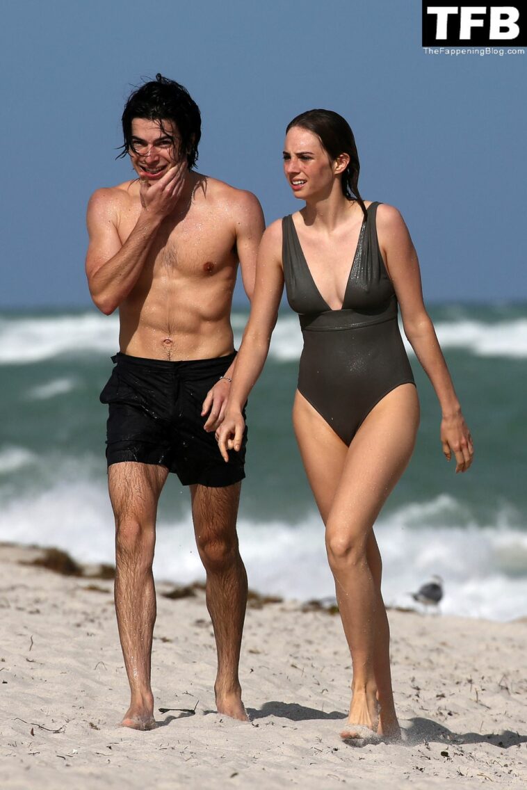 Maya Hawke & Spencer Barnett Hit the Beach in Miami (30 Photos)