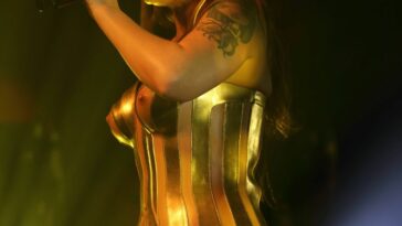 Tove Lo Displays Her Tits on Stage in Berlin (16 Photos)