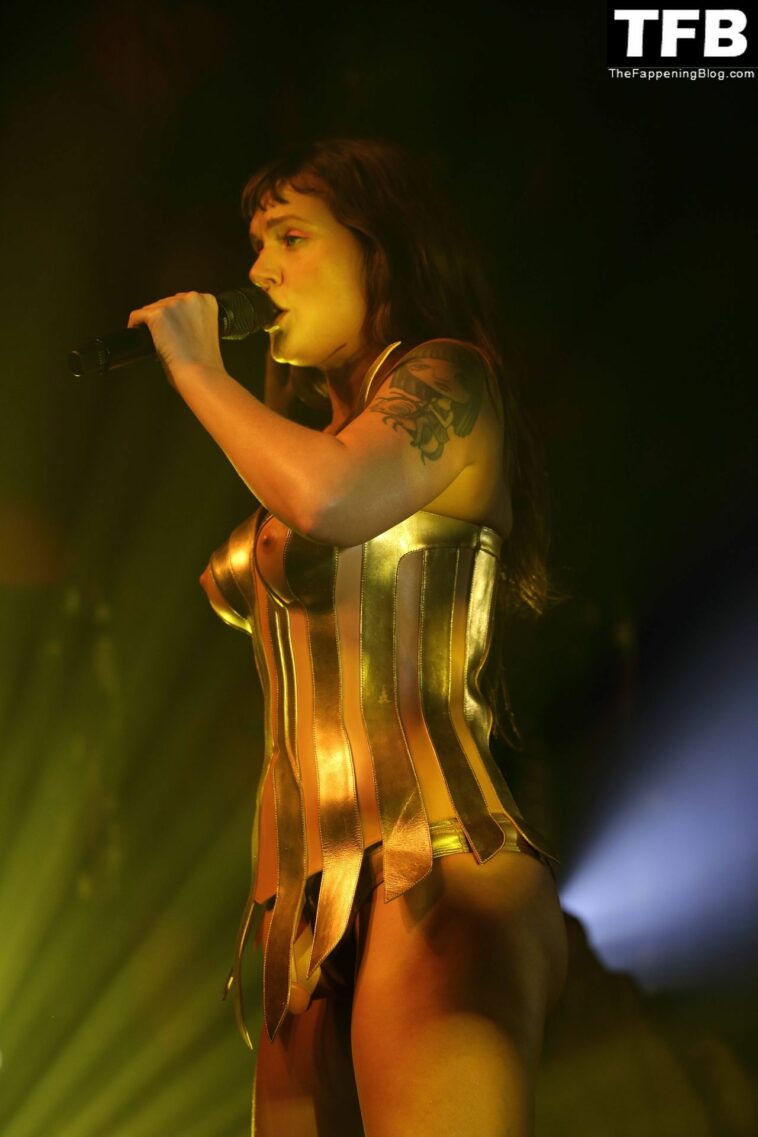 Tove Lo Displays Her Tits on Stage in Berlin (16 Photos)