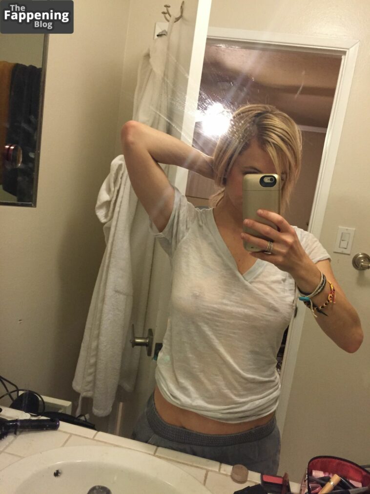 Iliza Shlesinger See Through & Sexy (4 Photos)