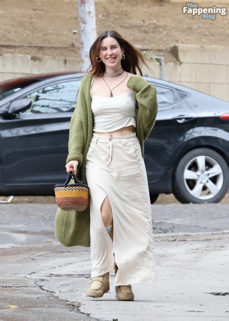 Braless Scout Willis Takes a Walk in Los Angeles (23 Photos)