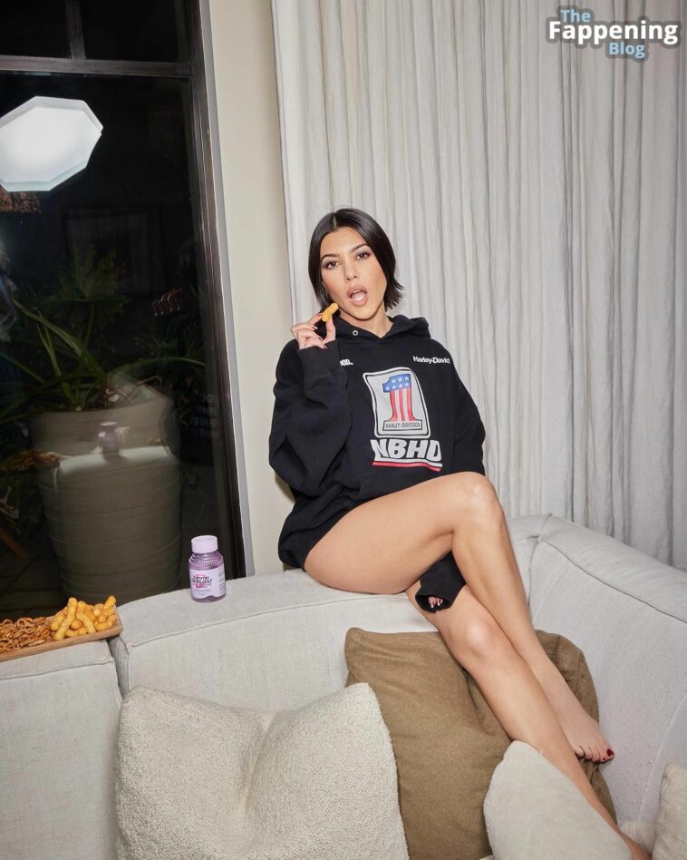 Kourtney Kardashian Shows Off Her Sexy Legs (2 Photos)