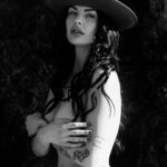 Teela LaRoux Topless (3 Photos)