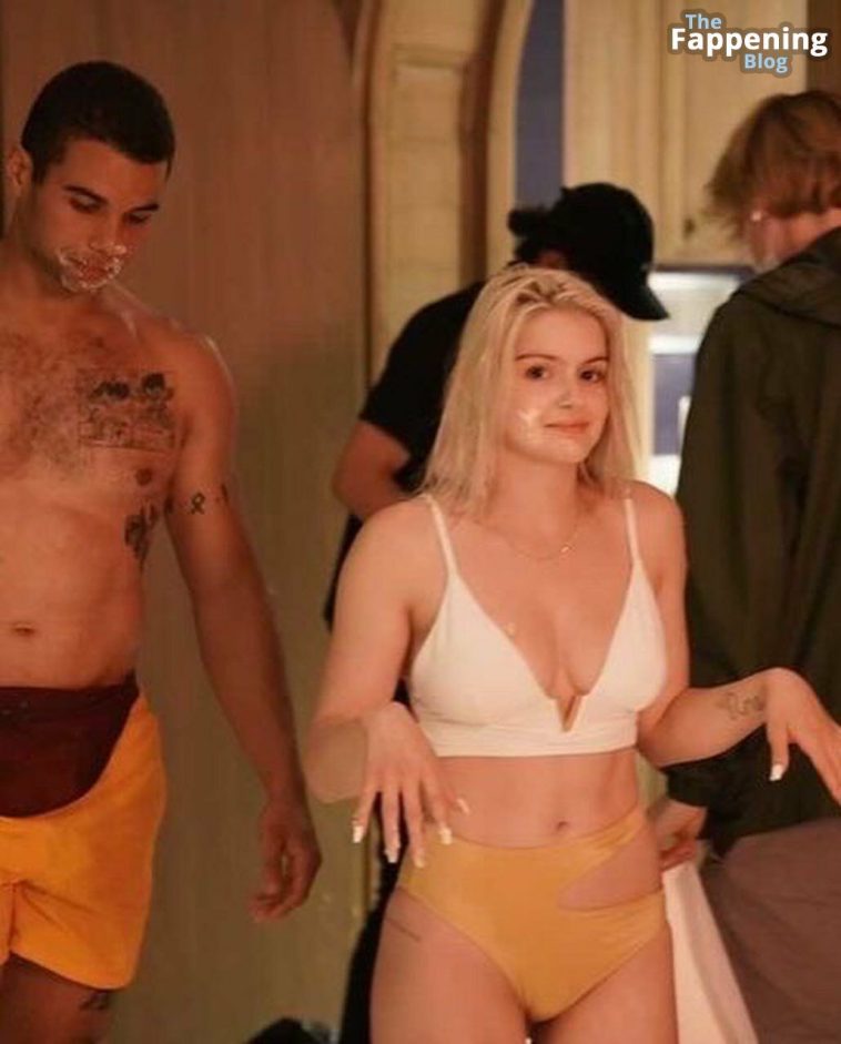 Ariel Winter Looks Sexy in Bikinis with Friends (6 Photos)