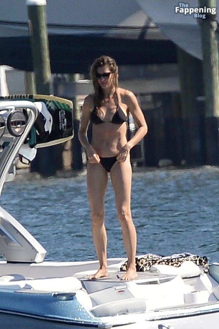 Gisele Bundchen Shows Off Her Slender Figure in a Bikini (55 Photos)