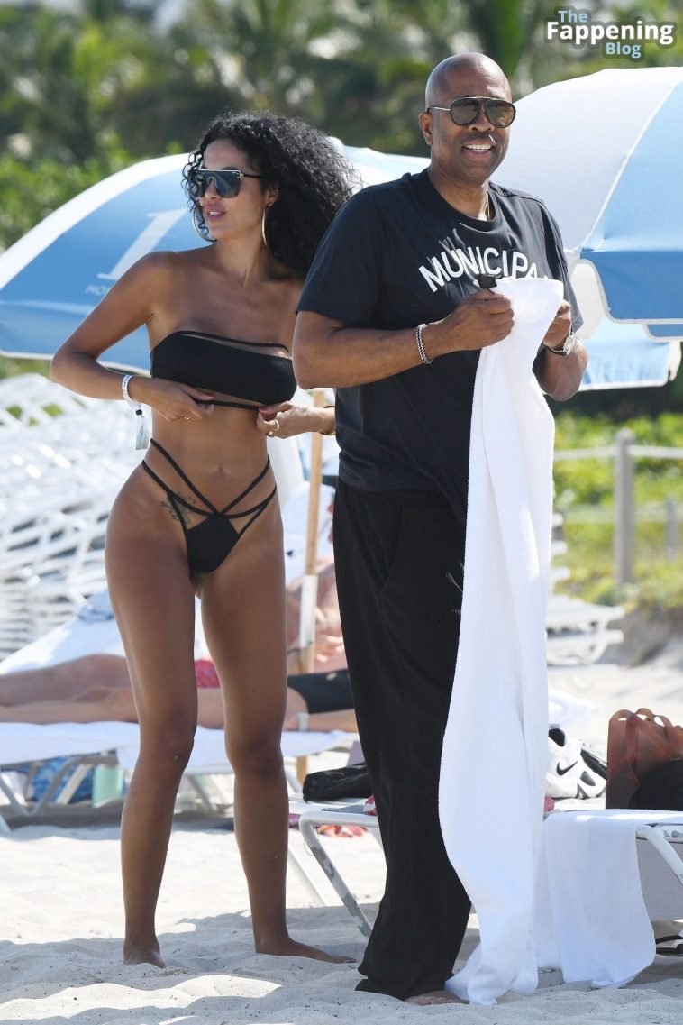 Kenny Smith Hits the Beach with a Sexy Woman in a Black Bikini in Miami (26 Photos)