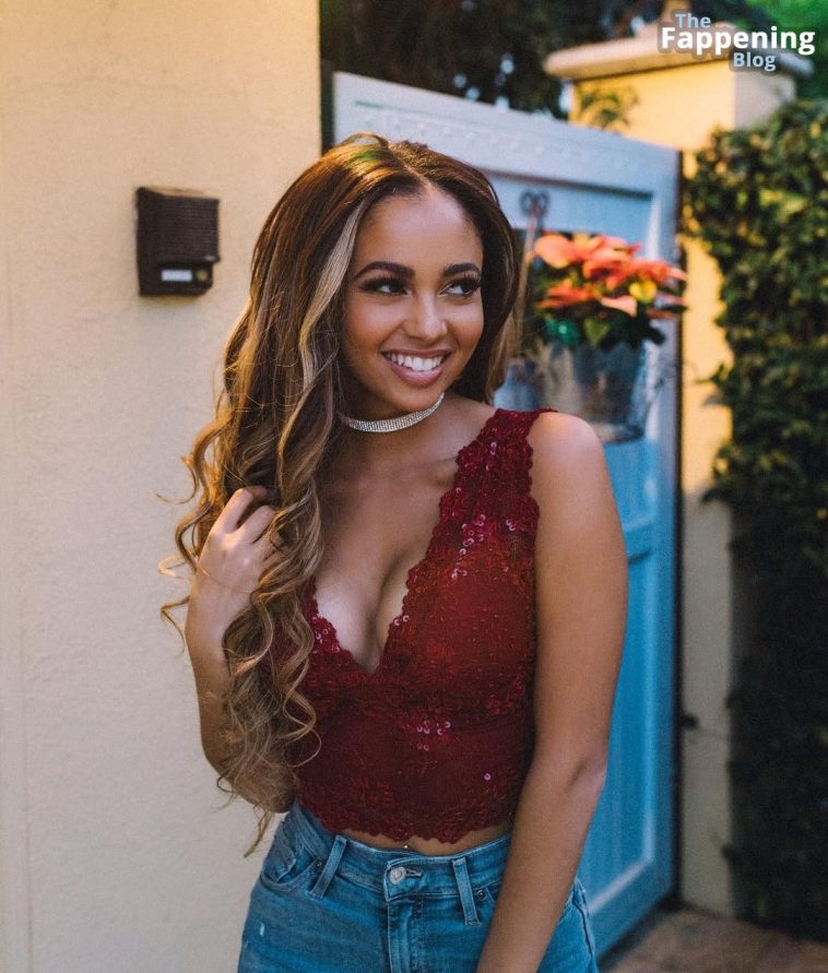 Vanessa Morgan Sexy (28 Photos)