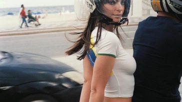 Braless Emily Ratajkowski Shows Off Her Tits and Booty on a Scooter (6 Photos + Video)