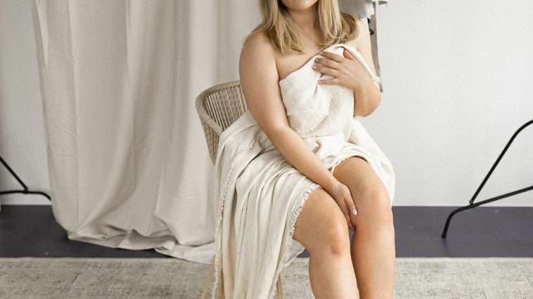 Sophia Thiel Nude & Sexy (6 Photos)