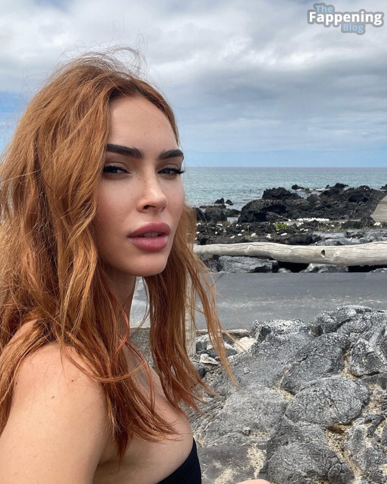 Megan Fox Shows Off Her Sexy Bikini Body (2 Photos)