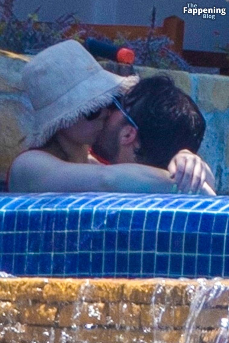 Hailee Steinfeld & Josh Allen Heat Up Mexico with Their New Romance (45 Photos)